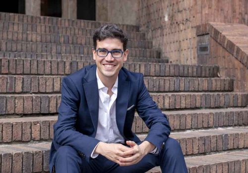 Vivió la violencia en Colombia cuando era niño. Hoy es copresidente del Foro Económico Mundial y está formando a los jóvenes del futuro